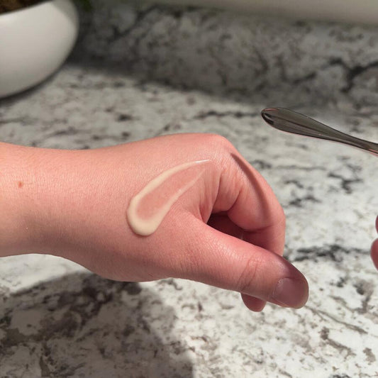 Cruelty free, Vegan, Anti-aging serum made in Canada. Sea kelp, hyaluronic acid, and vitamin c brighten and tighten the skin.