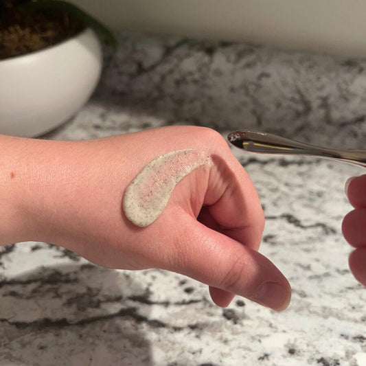 Gently refine and polish away dead skin cells and debris to reveal glowing, plump, hydrated skin. Nutrient dense seaweed, perfectly sphered sea mud, and nourishing oils.