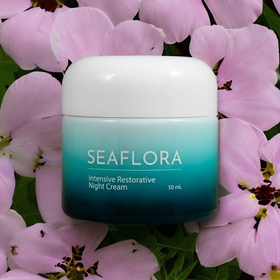 Intensely restore your skin as your sleep with a blend of raw wild red and brown macro-algae, coq10, manic acid and hyaluronic acid in shea butter.